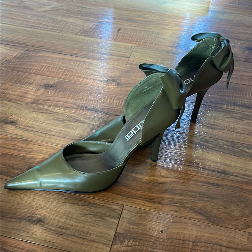 Elegant Green Heels with Bow by [Brand]